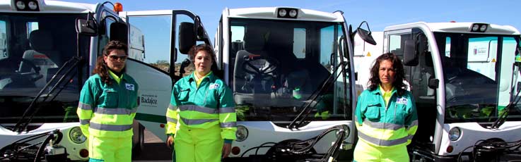 Trabajadoras y equipos en los servicios de saneamiento de Badajoz