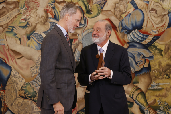 The King presents engineer Carlos Slim with the 9th Enrique V Iglesias Award for the development of the Ibero-American Business Space